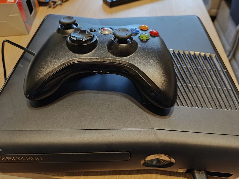 Konsola Xbox 360 dysk 250 GB.