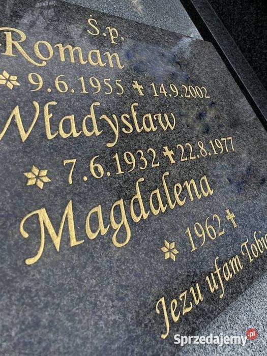 Odnawianie malowanie liter na pomniku.