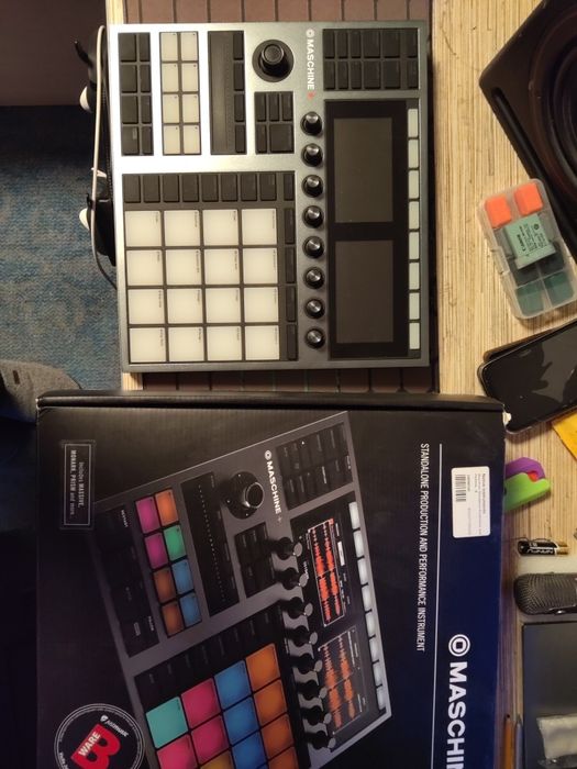 Native Instruments Maschine + (состояние идеал + большая библиотека )