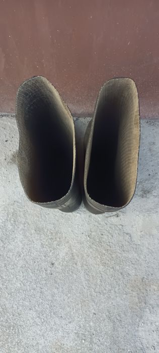 Продам ризинову обув в гарному стані