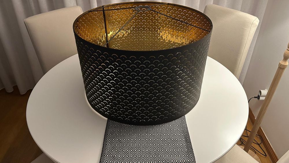 Candeeiros pretos com interior Dourado