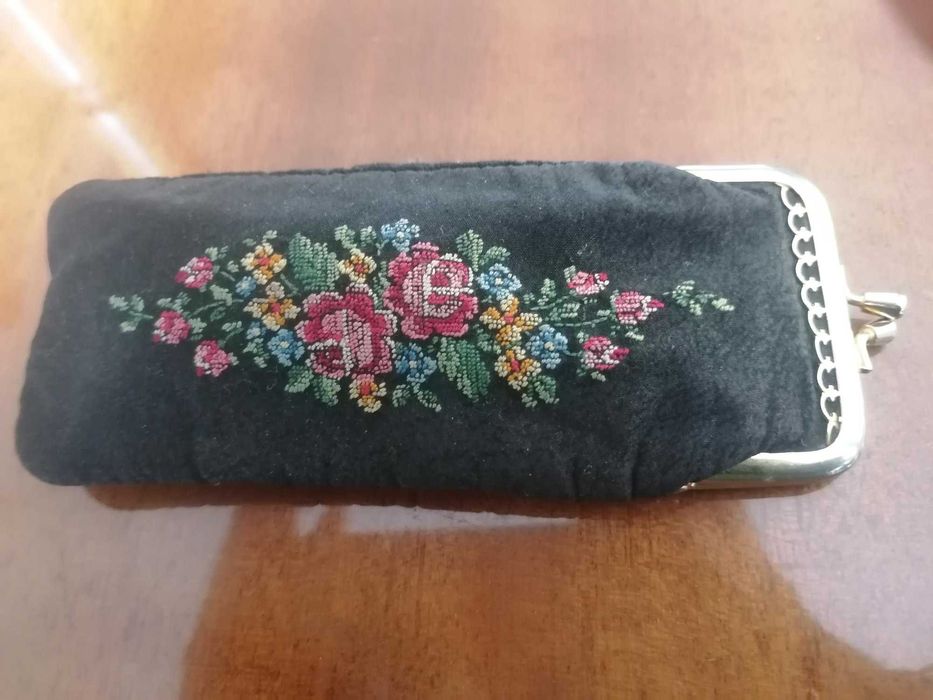 Unikatowa torebka etui na okulary z dawnych lat