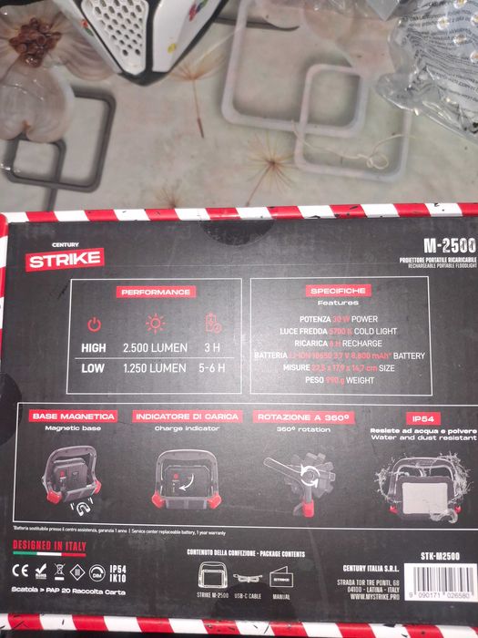 Прожектор , лампа, ліхтар акумуляторний з повебанком.