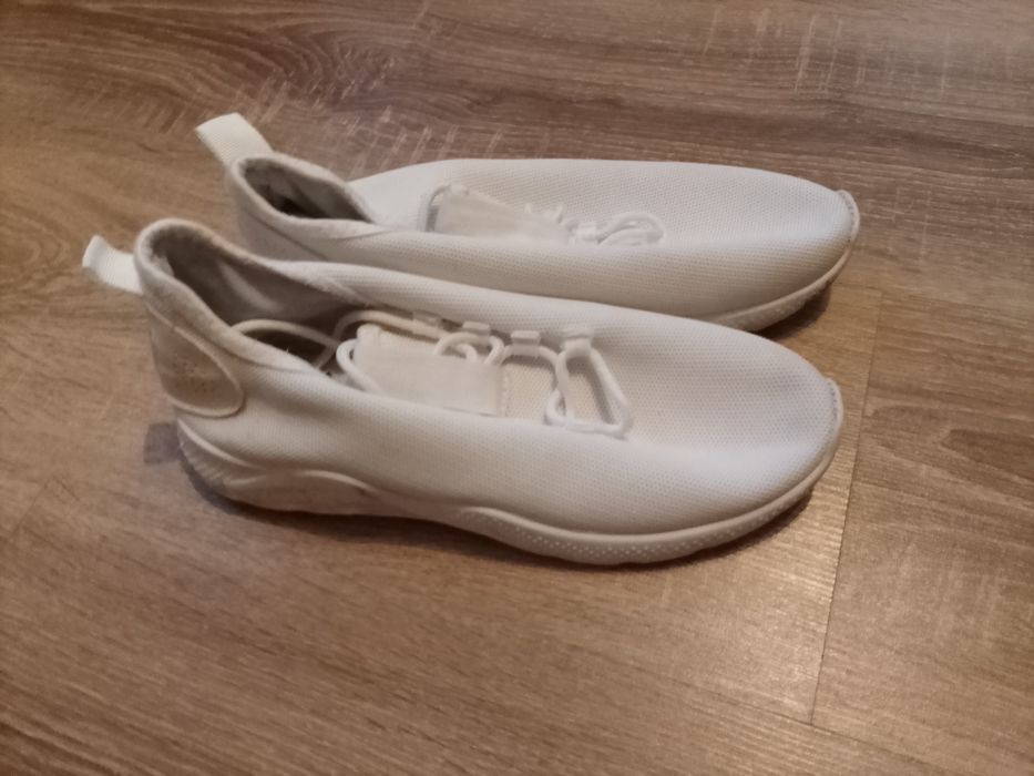 Кроссовки белые .