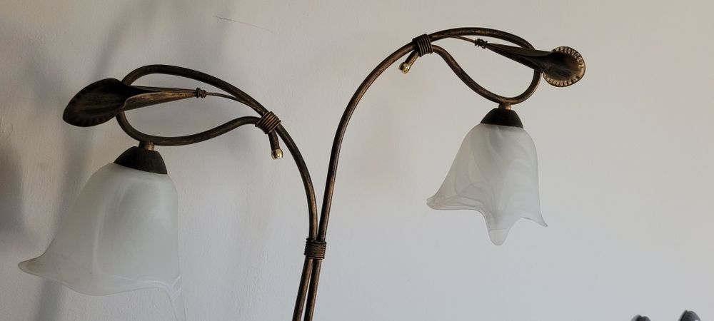 Lampa wolnostojąca z dwoma kloszami kwiaty