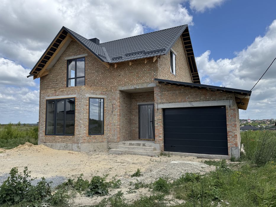 Продам будинок з гаражем на ділянці 5 сот