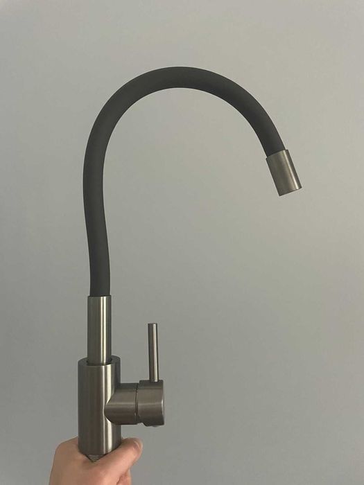 Мойка Lidz 5050 см черная и смеситель для кухни Kraft гибкий, черный.