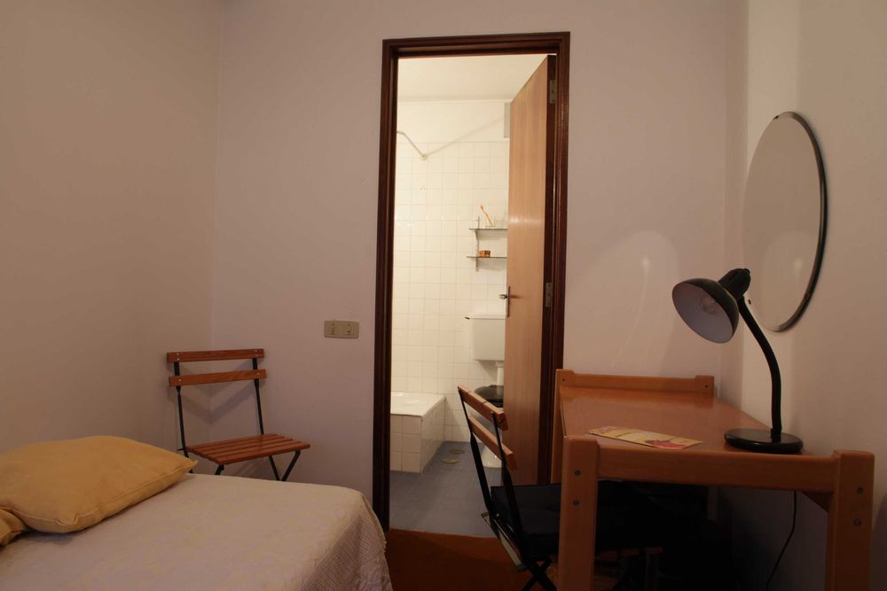 Quarto com casa de banho privativa, perto de sete rios.