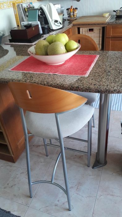 Conjunto mesa de cozinha (120 x 80cm)) + 4 cadeiras + 2 bancos balcão.