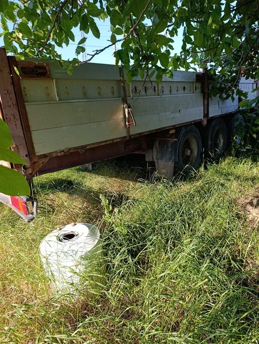 Полуприцеп на ходу.