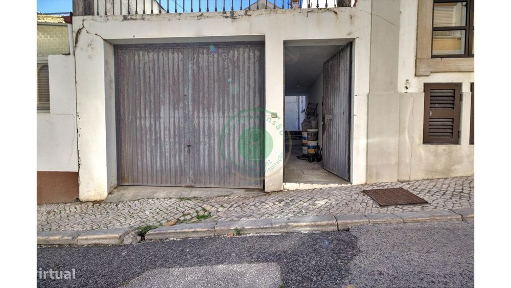 Moradia com 2 Pisos e Garagem