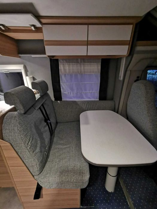 Wynajem kampera Półintegra 5 osób zimowy isofix ogrzewanie Dethleffs