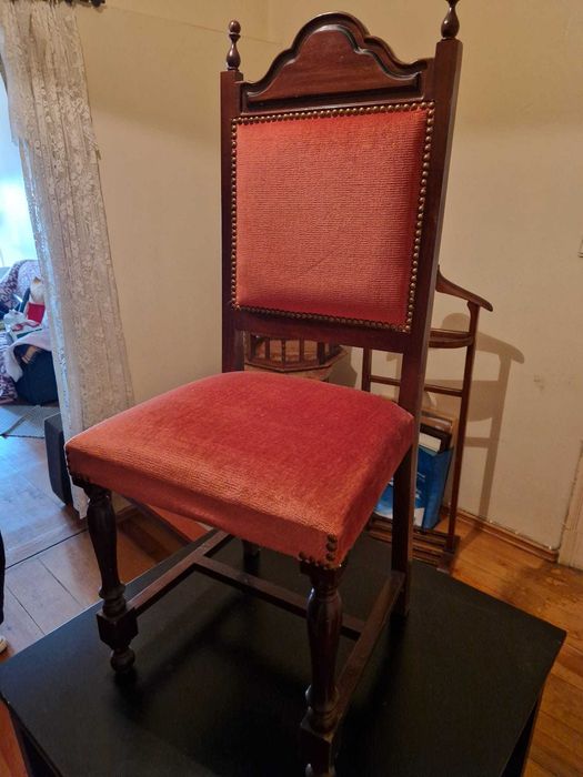 Elegante Cadeira Clássica Estofada em Madeira Maciça
