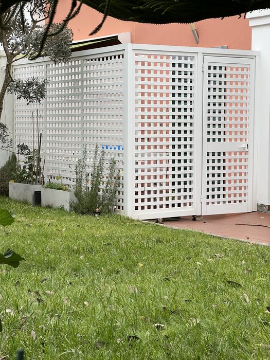 Estrutura branca com porta (Estendal)
