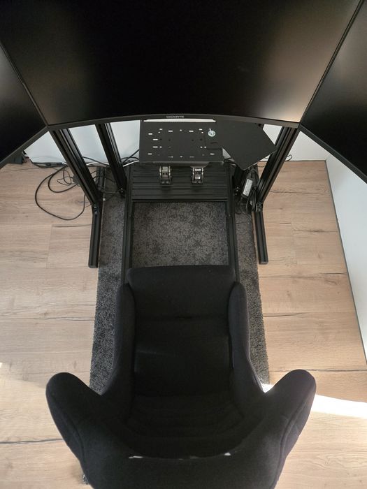 Simrig i stojak SimXPro z  monitorami Gigabyte M32QC