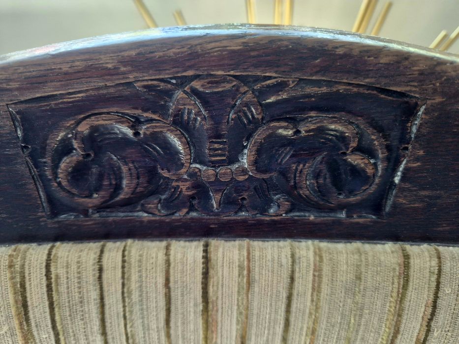 Dwa krzesła drewniane z pięknym ornamentem