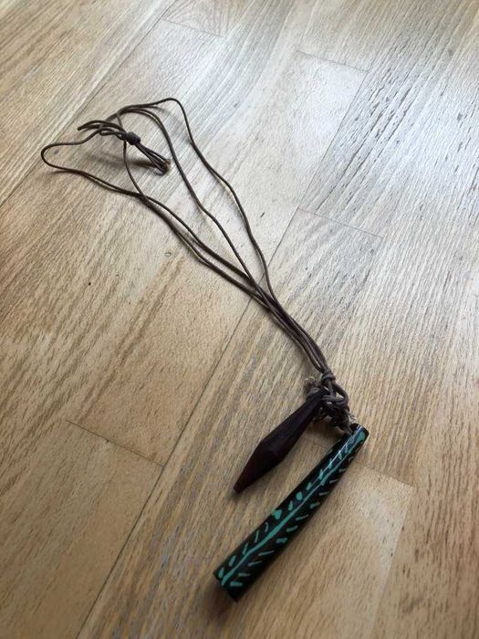 colar castanho com 2 pendentes