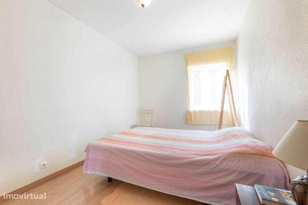 Apartamento T1 com cozinha separada e luz natural