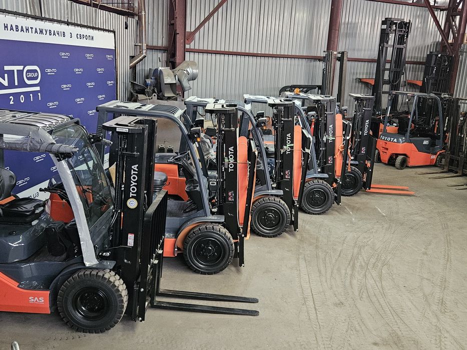 Навантажувачі вилкові в Києві. Вилочные погрузчики Тойота.