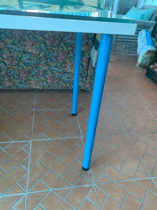 Secretaria ikea com tres gavetas e pés azuis e tampo branco