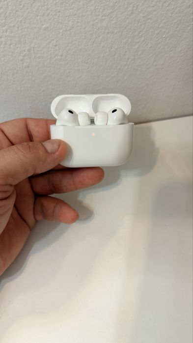 Vendo AirPods Pro 3 Original menos de 2 meses de uso com garantia de 3 anos do Auchan e 1 ano da Apple tenho a facura da compra