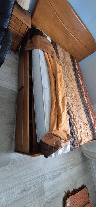 Cama de casal completa, com 2 mesas de cabeceiras