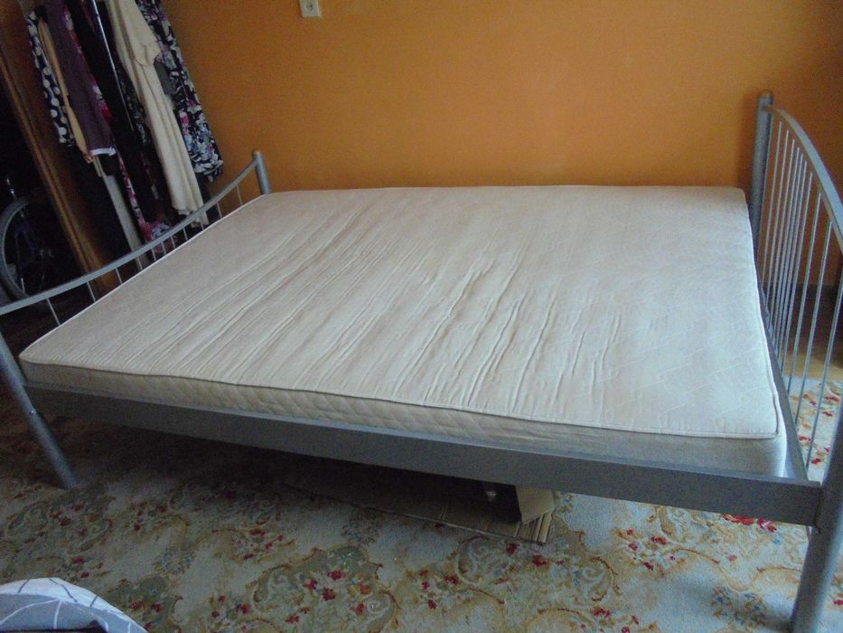 Lozko  duze  metalowe z materacem