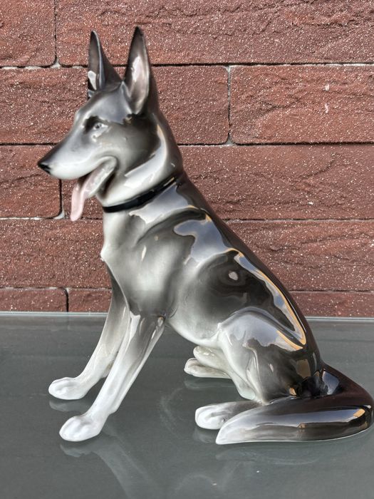 Figurka Psa(wysokiej klasy porcelana)wys 18 cm