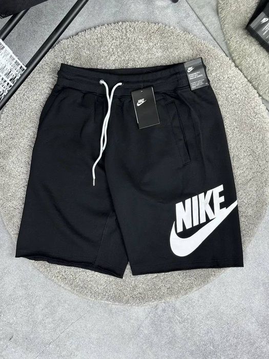 Стильні чоловічі шорти Nike
