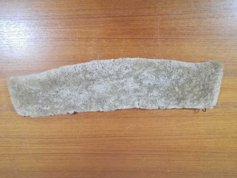 Kołnierz ze sztucznego futra w kolorze piaskowym