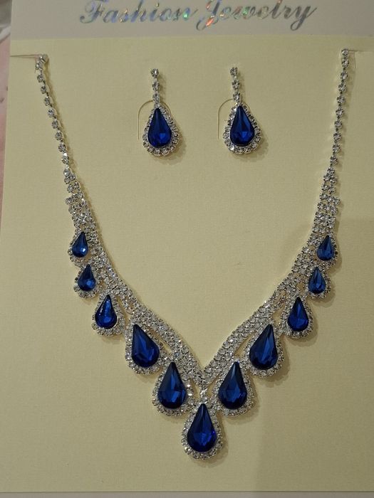 Conjunto colar e brincos gota azul em brilhantes
Novos