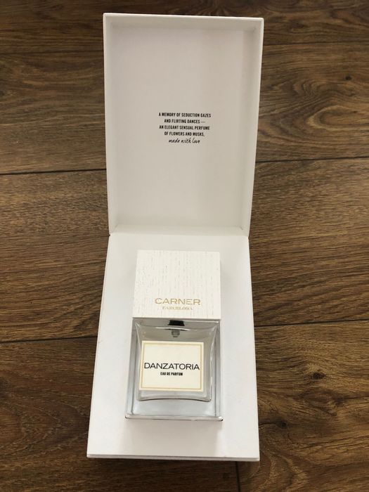 Pusta butelka po perfumach Danzantoria w kartonowym pudełku.