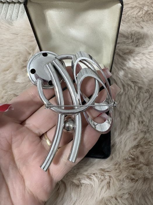 Duża broszka srebrzysty kolor