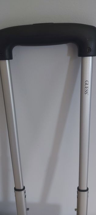 Walizka na kółkach i torebka Guess komplet