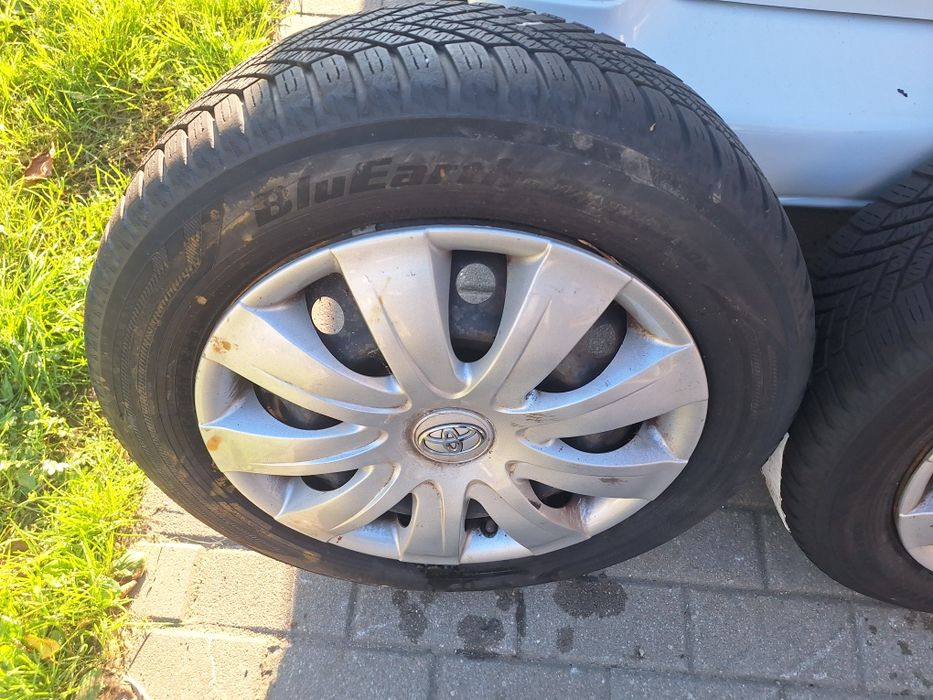 Felgi opony zimowe stalowe kołpaki Toyota Yaris 15  komplet 185/60/15