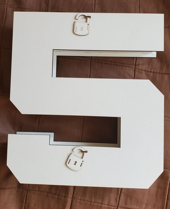 Подарункова коробка у формi цифри 5.