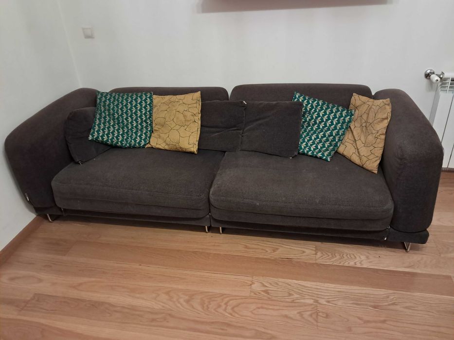 sofá preto usado