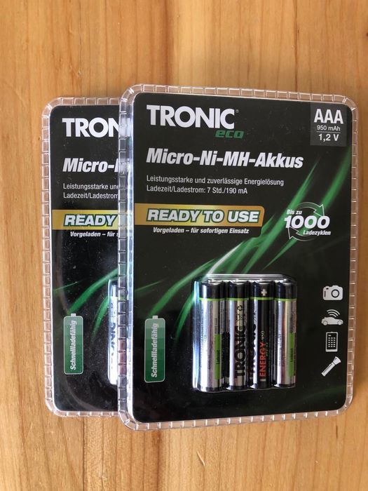 Акумуляторні батареї типу АА та ААА.