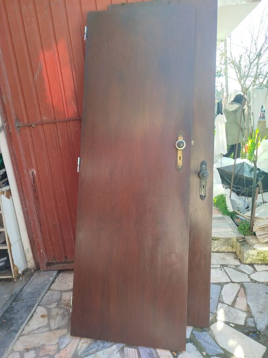 Porta a abrir para a esquerda