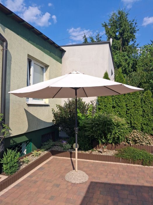 Duzy parasol z  ciezka podstawa