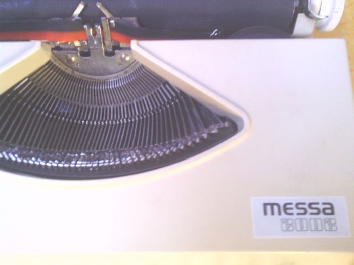 Messagewriter Messa 2002 with suitcase-style cover