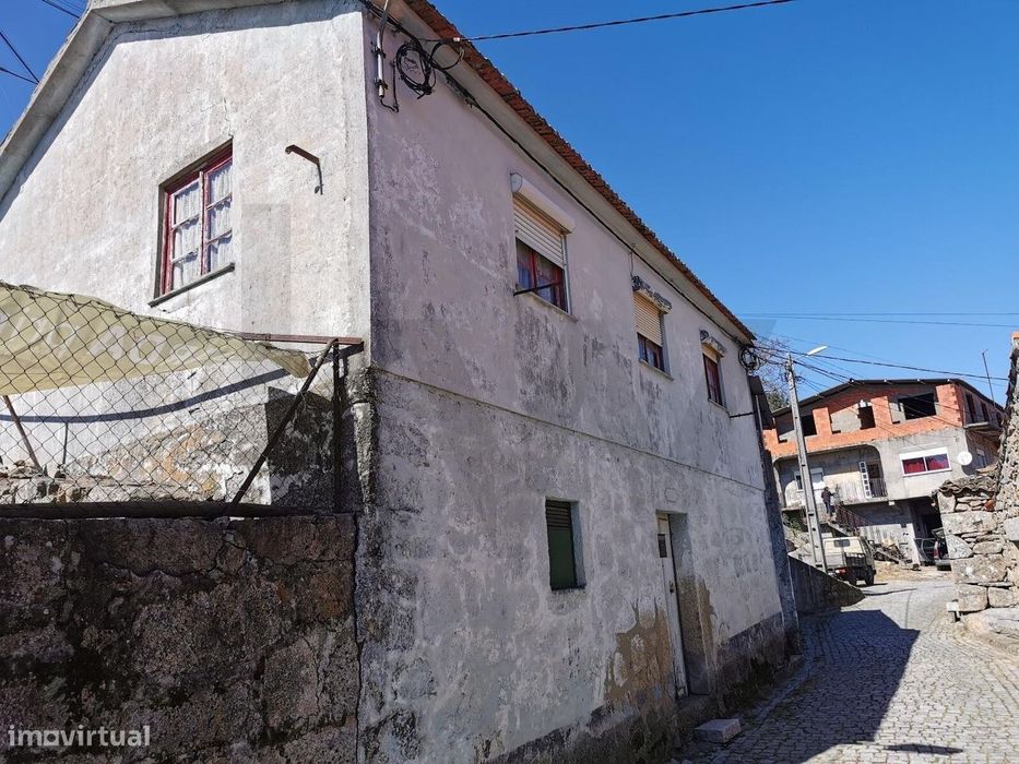 Conjunto de 3 Moradias para Recuperar em Arcos, Tabuaço — Um Projeto c