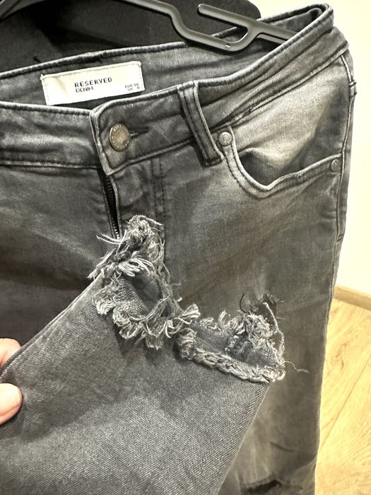Reserved dżinsy przecierane szare S