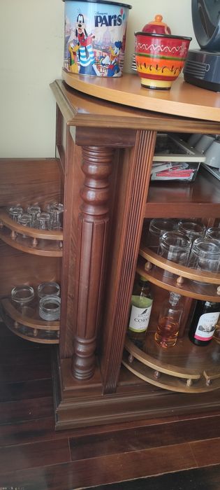 Móvel garrafeira em madeira maciça