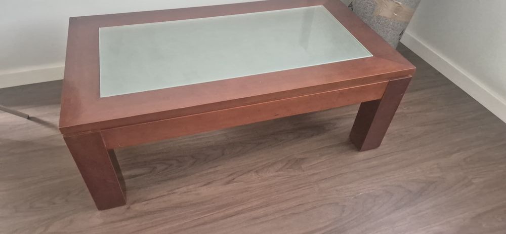 Mesa de centro com vidro