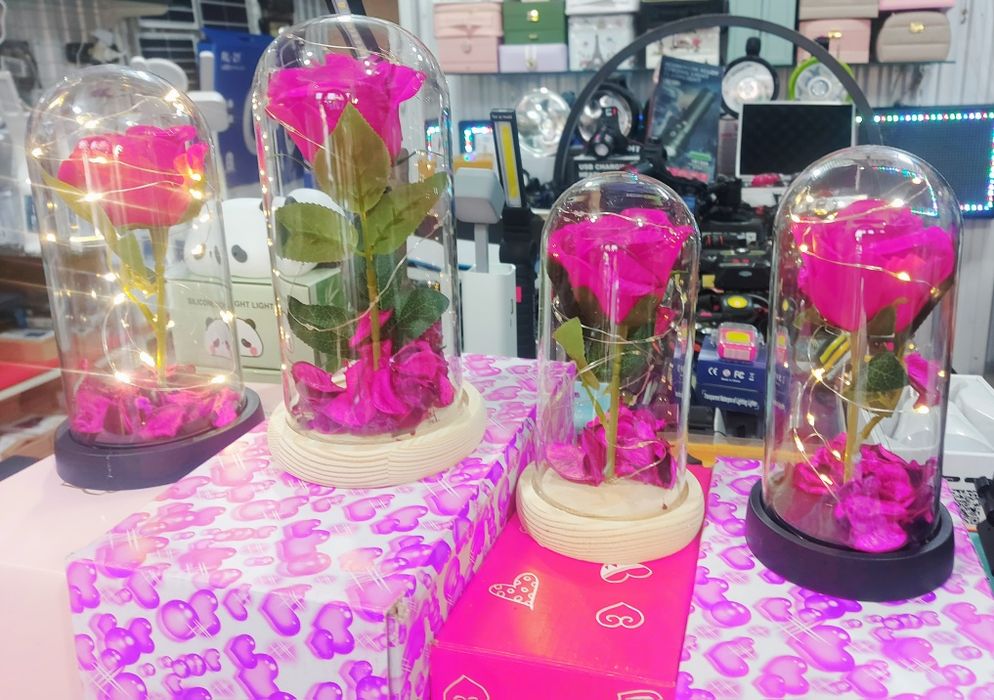 Троянда  в з підсвіткою  ,тюльпани подарунок на 8 березня .