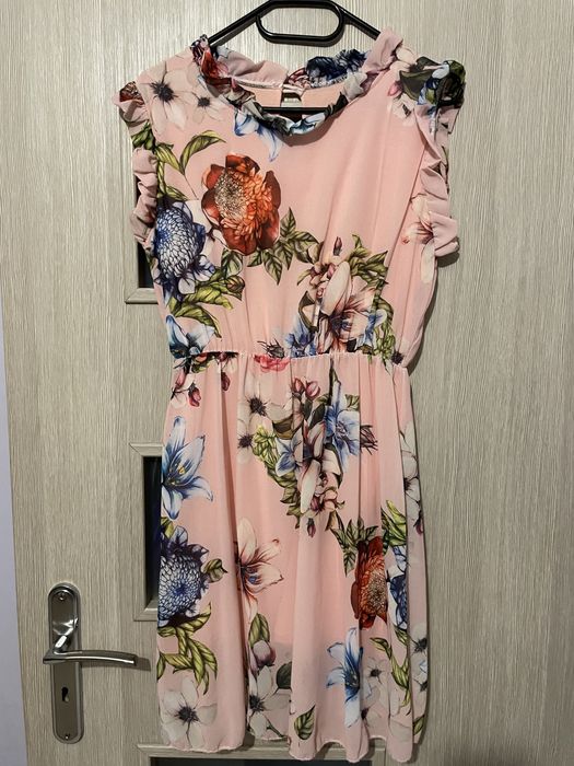 Piękna sukienka na ramiona w kwiaty w kolorze pudrowego różu