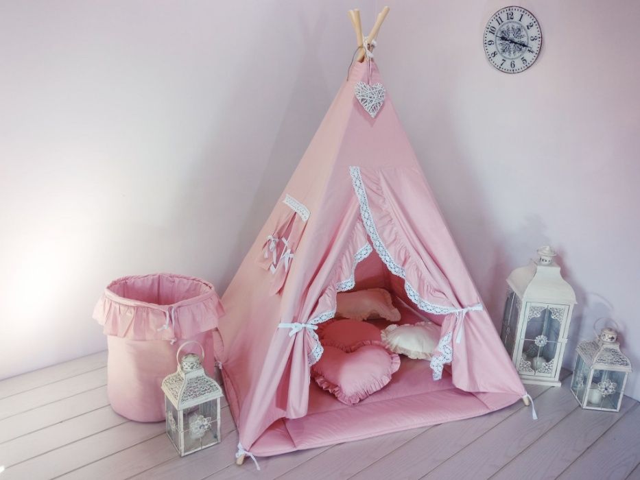 Namiot Tipi. Falbanka z koronką