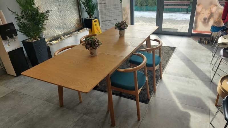 Stół dębowy rozkladany  z krzesłami