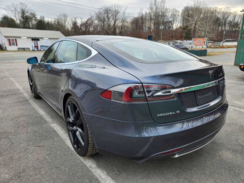 Tesla Model S      2016